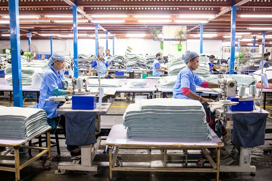 縫製工場で生地を扱う作業台